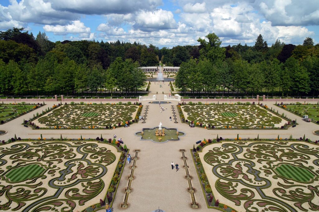 Baroque Gardens of Paleis Het Loo: perfect example of Dutch formal gardens (photo by Roger Veringmeier - CC BY 4.0)