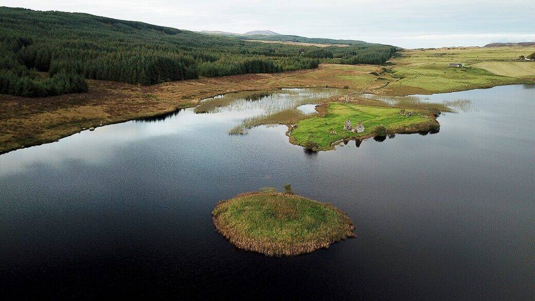 Loch Finlaggan with the island where the castle was built (photo: Gunther Tschuch, CC BY-SA 4.0 via Wikimedia Commons)