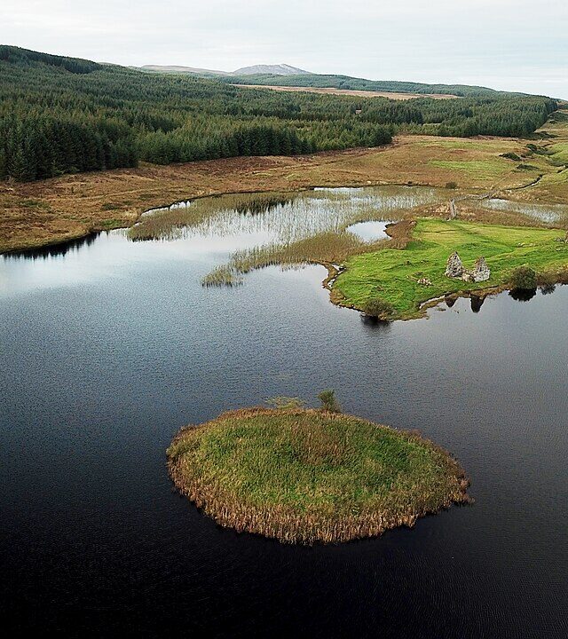 Loch Finlaggan with the island where the castle was built (photo: Gunther Tschuch, CC BY-SA 4.0 via Wikimedia Commons)