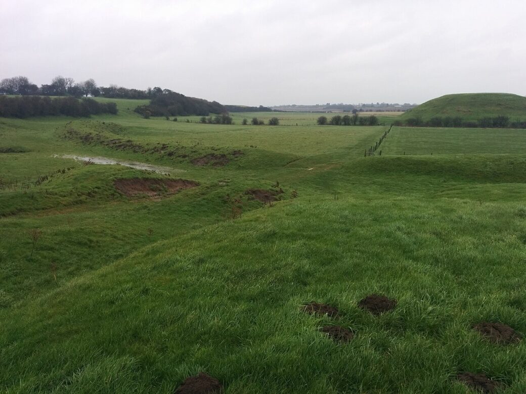 Skipsea Castle earthworks, East Riding of Yorkshire. (photo by Victuallers, CC-BY-SA 3.0)