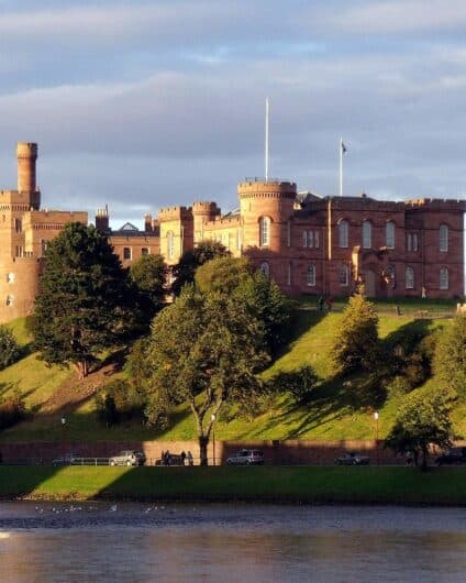 Inverness Castle (Dave Conner from Inverness, Scotland, CC BY 2.0, via Wikimedia Commons)