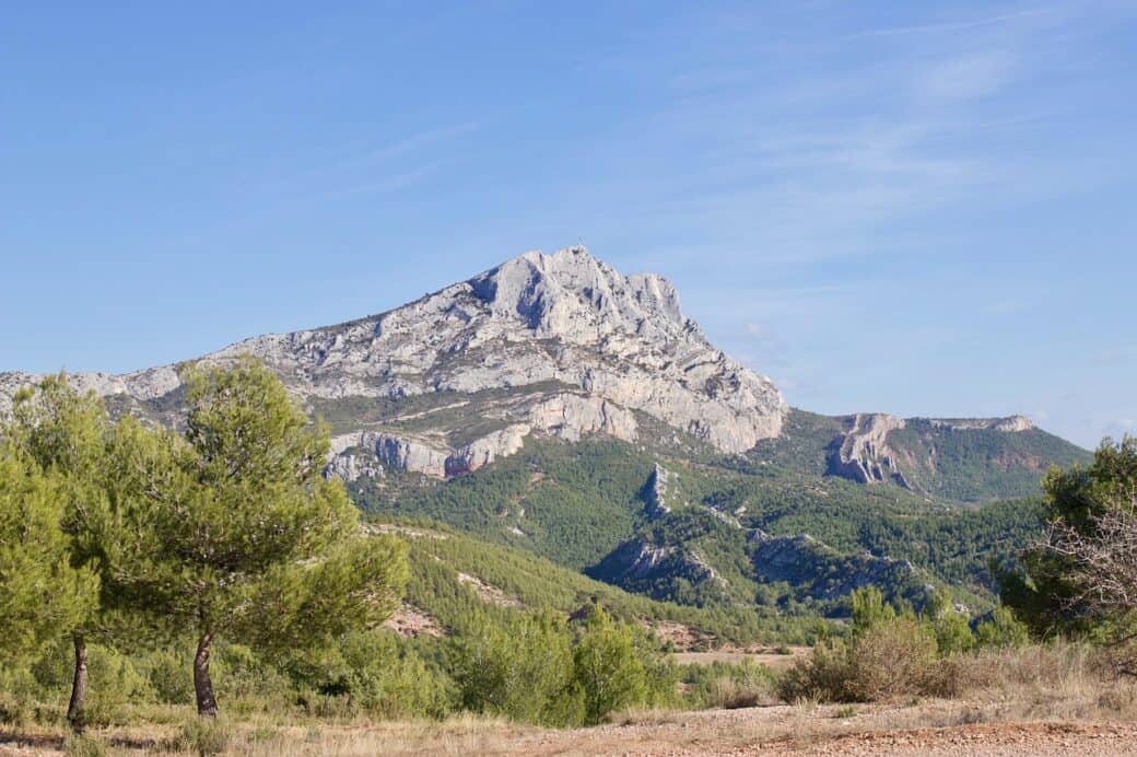 Château Grand Boise is near the Mont Sainte-Victoire (Twalerio via Pixabay)