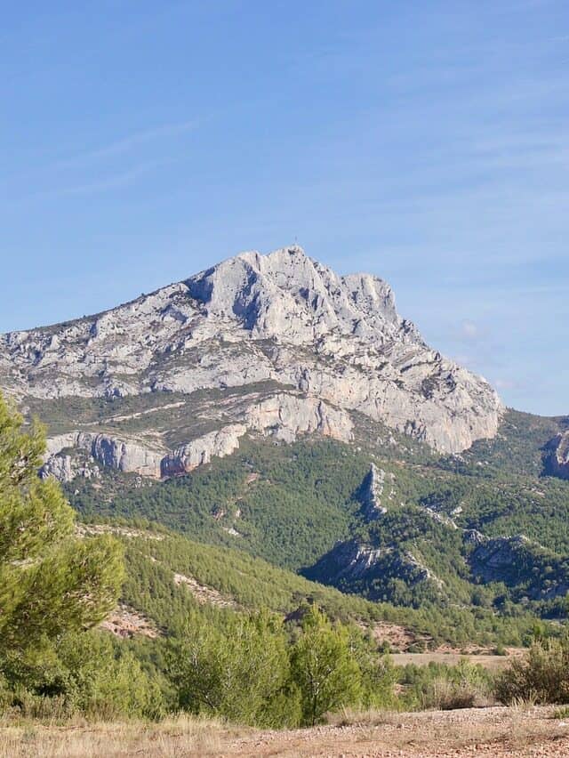 Château Grand Boise is near the Mont Sainte-Victoire (Twalerio via Pixabay)
