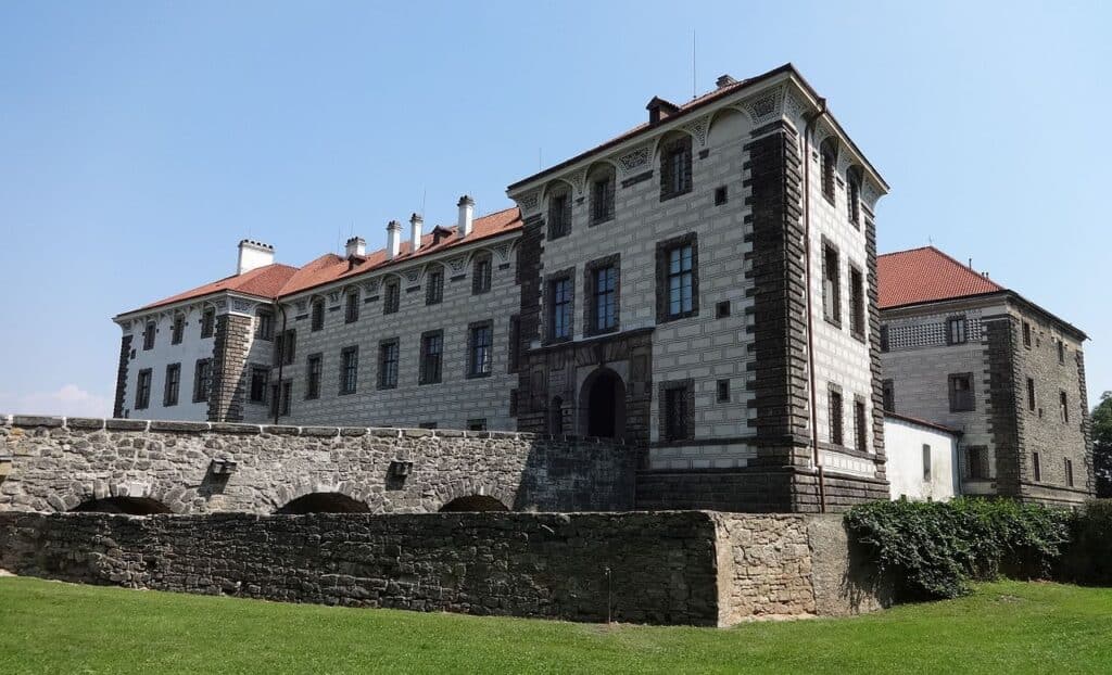Nelahozeves Castle (photo: Derbrauni, CC BY-SA 4.0, via Wikimedia Commons)